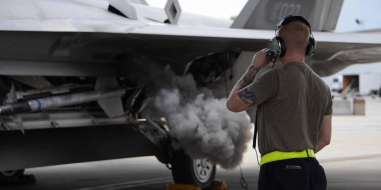 Pilotos del F-22 Raptor llevan a cabo entrenamiento para optimizar sus capacidades