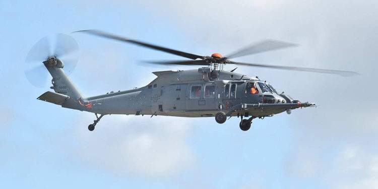 Piloto de la Fuerza Aérea de EE.UU. vuela por primera vez helicóptero de rescate de combate de nueva generación