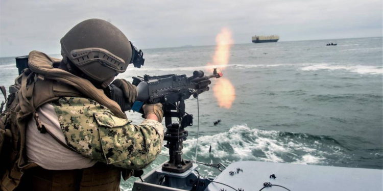 Militares de EE.UU. podrían escoltar buques comerciales que pasen por Irán