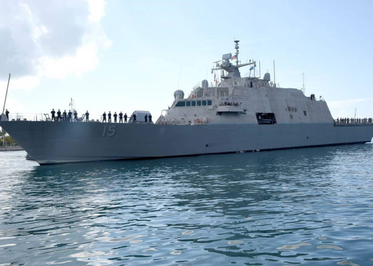 Buque de combate litoral de la Marina de los EE.UU. se prepara para la próxima ceremonia de puesta en servicio
