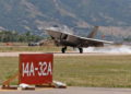 Pilotos de la Fuerza Aérea de EE.UU. usan la pista de rodaje como pista de aterrizaje en la Base Aérea de Hill