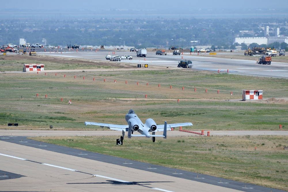 Pilotos de la Fuerza Aérea de EE.UU. usan la pista de rodaje como pista de aterrizaje en la Base Aérea de Hill