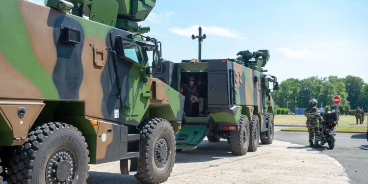 Ejército de Francia introdujo los primeros vehículos blindados multipropósito VBMR Grifón