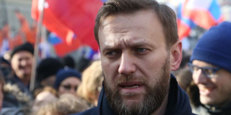 El activista de la oposición rusa Alexei Navalny en la estación de radio Echo Moskvy (Eco de Moscú) en Moscú, Rusia, el 27 de diciembre de 2017. (Pavel Golovkin / AP)