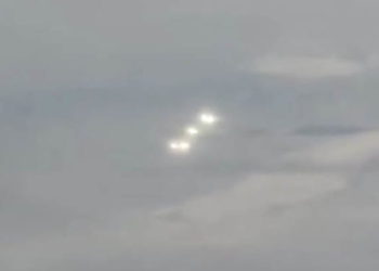 Pasajeros documentaron luces misteriosas sobre el Área 51