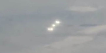 Pasajeros documentaron luces misteriosas sobre el Área 51