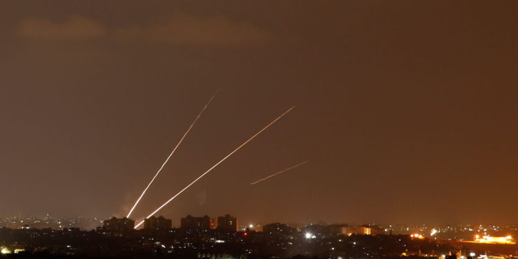 Lanzamiento de cohetes desde Gaza a Israel