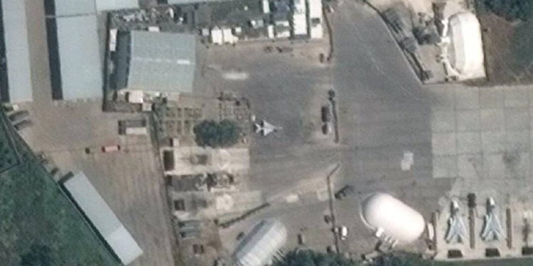 Imágenes satelitales muestran MiG-21 Fishbed en la base aérea rusa en Siria