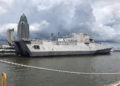 Buque de combate litoral de la Marina de los EE.UU. se desplaza en aguas de Mobile