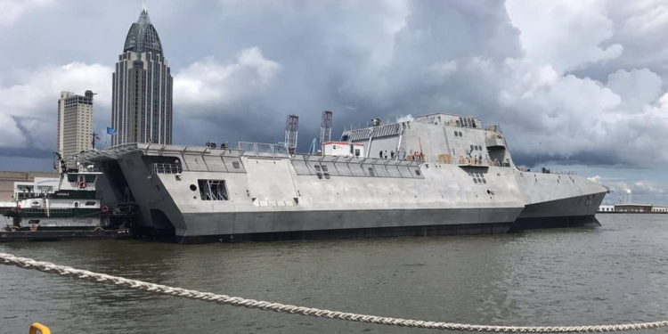 Buque de combate litoral de la Marina de los EE.UU. se desplaza en aguas de Mobile