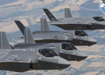 Dos F-35A de la Fuerza Aérea italiana que vuelan junto con dos F-35B de la RAF sobre el sureste de Italia. (Crédito de la imagen: Autor).