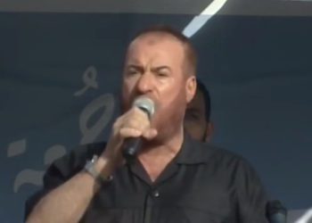 El funcionario de Hamas, Fathi Hammad, habló a los palestinos en la región fronteriza entre Israel y la Franja de Gaza el 12 de julio de 2019. (Captura de pantalla: YouTube)