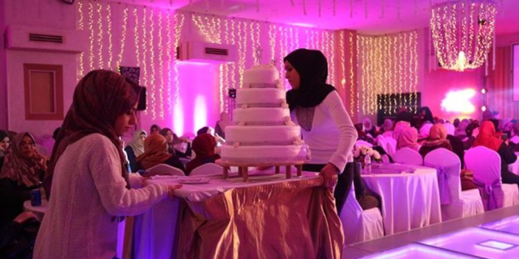Sirviendo pastel durante una fiesta de bodas en el hotel de la ciudad de Gaza Reuters
