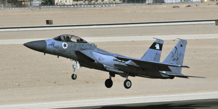Tripulación Israelí F-15 aterriza después de que el Canopy vuela a 30,000 pies de altura