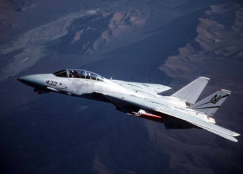 F-14 de Irán disparando un misil aire-aire Fakour-90 - Video