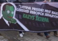 Los nacionales que llevan una foto fusionando a Pepe la rana y Kazys Skirpa durante una marcha en Kaunas, Lituania, el 16 de febrero de 2017. El cartel dice: 'Lituania contribuirá a un nuevo y mejor orden europeo'. (Defendiendo la historia a través de JTA)