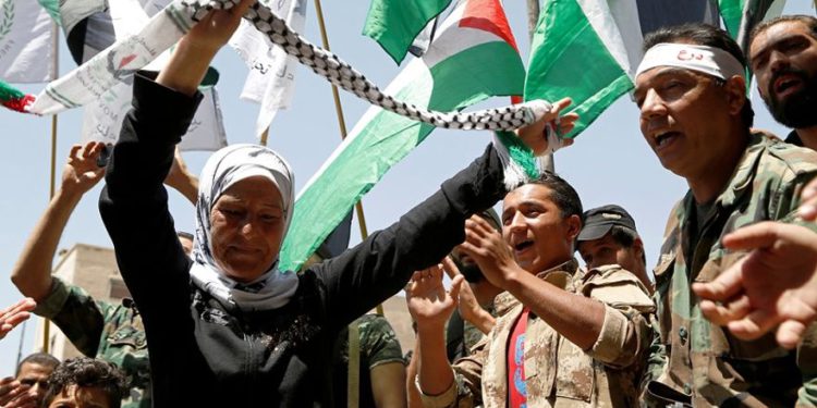 Palestinos en el campamento de Yarmuk en Damasco, Siria, se manifiestan contra el plan de paz del Medio Oriente de EE. UU. Foto: Reuters / Yamam Al Shaar
