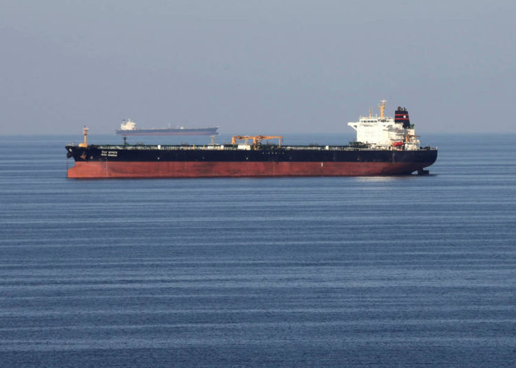 Los petroleros pasan por el estrecho de Ormuz. (Crédito de la foto: REUTERS / HAMAD I MOHAMMED)