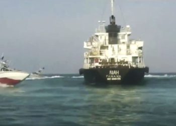 Esta foto sin fecha proporcionada por el servicio en idioma inglés de la televisión estatal iraní, Press TV, el 18 de julio de 2019, muestra al petrolero de bandera panameña MT Riah rodeado de buques de la Guardia Revolucionaria Iraní. (Presione TV vía AP)