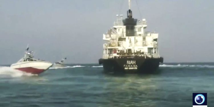 Esta foto sin fecha proporcionada por el servicio en idioma inglés de la televisión estatal iraní, Press TV, el 18 de julio de 2019, muestra al petrolero de bandera panameña MT Riah rodeado de buques de la Guardia Revolucionaria Iraní. (Presione TV vía AP)