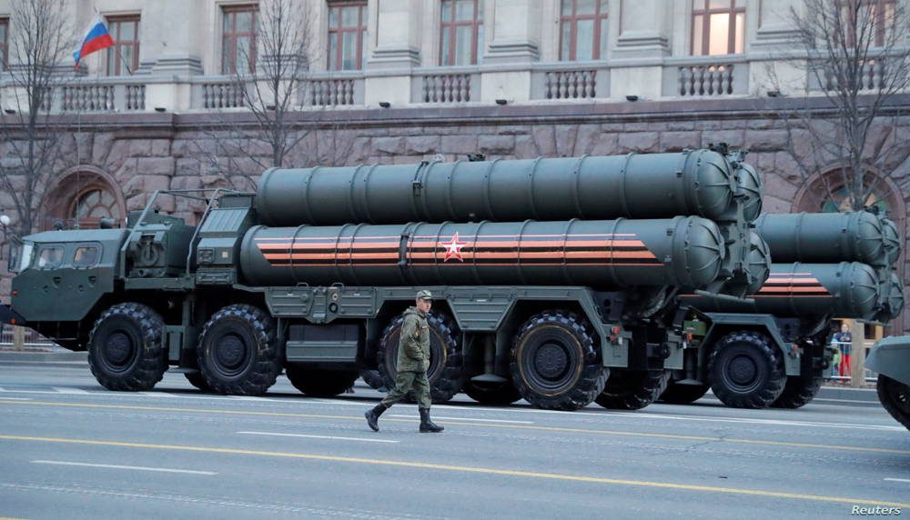ARCHIVO - Un militar ruso pasa por los sistemas de defensa de misiles S-400 en el centro de Moscú, el 29 de abril de 2019.