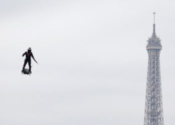 Soldado volador en los Campos Elíseos: Francia celebró el Día de la Bastilla