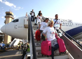 Los olim franceses llegan al aeropuerto Ben-Gurion, 10 de julio de 2017 .. (crédito de foto: MARC ISRAEL SELLEM / THE JERUSALEM POST)