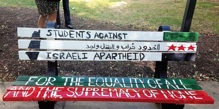 Un mensaje antiisraelí en un banco de un campus universitario de Estados Unidos | Foto cortesía