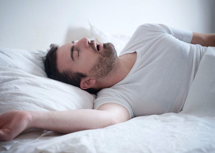 Imagen ilustrativa de un hombre dormido (Crédito: tommaso79, iStock by Getty Image)