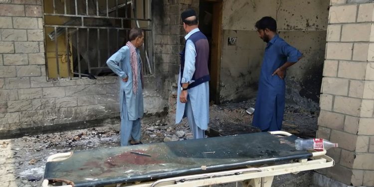 El personal del hospital se reúne en el lugar de un atentado suicida en la entrada de un hospital en Dera Ismail Khan, Pakistán, 21 de julio de 2019. (AP Photo / Ishtiaq Mahsud)