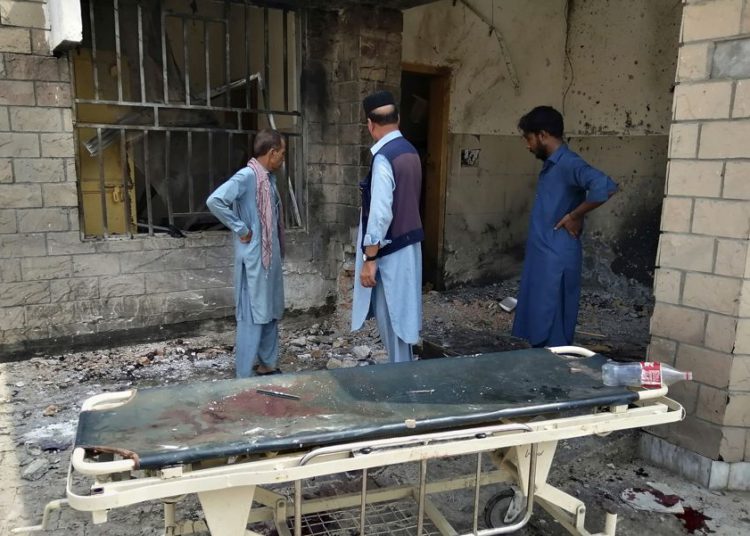 El personal del hospital se reúne en el lugar de un atentado suicida en la entrada de un hospital en Dera Ismail Khan, Pakistán, 21 de julio de 2019. (AP Photo / Ishtiaq Mahsud)