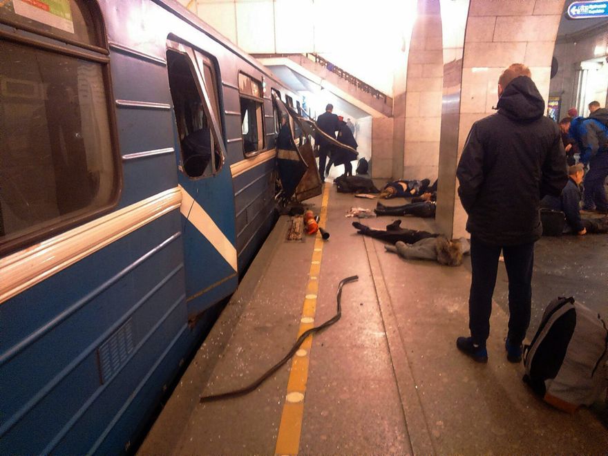 Víctimas de la explosión se encuentran cerca de un tren subterráneo atropellado por una explosión en una estación de metro en San Petersburgo, Rusia, el 3 de abril de 2017.