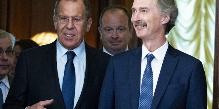 El ministro de Asuntos Exteriores de Rusia, Sergey Lavrov, y el enviado especial de la ONU para Siria, Geir Pedersen, en Moscú, viernes, | Foto: AP / Pavel Golovkin