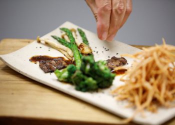 Un chef prepara un plato que incluye un trozo de bistec producido en el laboratorio producido a partir de células de vaca por la compañía israelí Aleph Farms en la oficina de la compañía en Rehovot, 26 de junio | Foto: Reuters / Amir Cohen