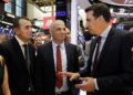 El director general del Ministerio de Finanzas, Shai Babad (izquierda) y el ministro de Finanzas, Moshe Kahlon (centro), escuchan al vicepresidente de NYSE John Tuttle en la Bolsa de Nueva York el lunes | Foto: AP / Richard Drew
