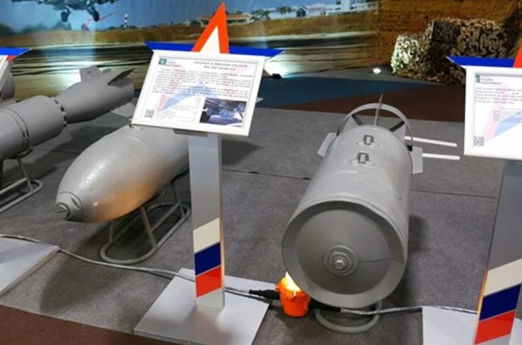 En exposición sobre la guerra en Siria, Rusia exhibe bombas de racimo que negó anteriormente