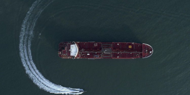 Buque de Reino Unido transita por el Estrecho de Ormuz donde Irán incautó el petrolero británico