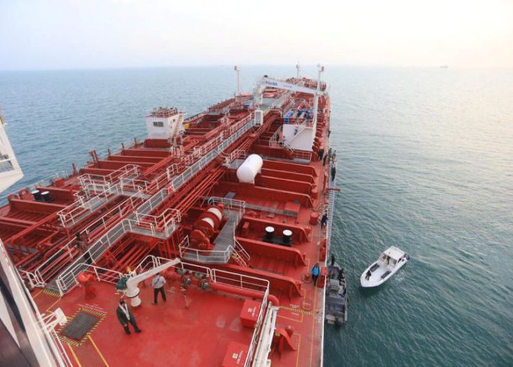 Operador del petrolero incautado por Irán asegura que la tripulación se encuentra bien y a salvo