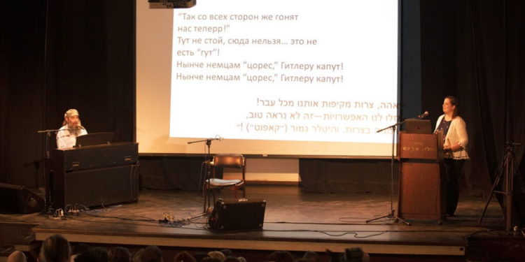 La cantante judía rusa Psoy Korolenko, izquierda, e historiadora canadiense Anna Shternshis interpretan una canción de "Yiddish Glory", un proyecto nominado al Grammy que da vida a las canciones perdidas de la Segunda Guerra Mundial, en Tel Aviv, el 7 de julio de 2019 | Foto: AP / Oded Balilty