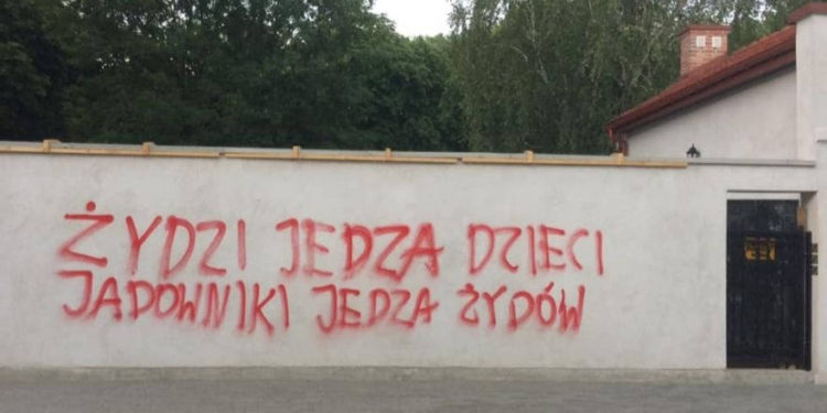 Vandalismo en el cementerio judío recientemente renovado en Tarnow, en el sur de Polonia, julio de 2019. El grafiti dice: 'Los judíos comen niños. Jadowniki come judíos. Jadowniki es un pueblo cercano. (Facebook / Natalia Gancarz / via JTA)