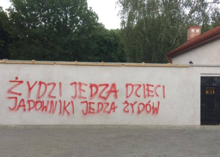 Vandalismo en el cementerio judío recientemente renovado en Tarnow, en el sur de Polonia, julio de 2019. El grafiti dice: 'Los judíos comen niños. Jadowniki come judíos. Jadowniki es un pueblo cercano. (Facebook / Natalia Gancarz / via JTA)