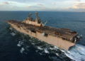 Tropas de EE.UU. a bordo de un barco de asalto anfibio derriban dron de Irán.