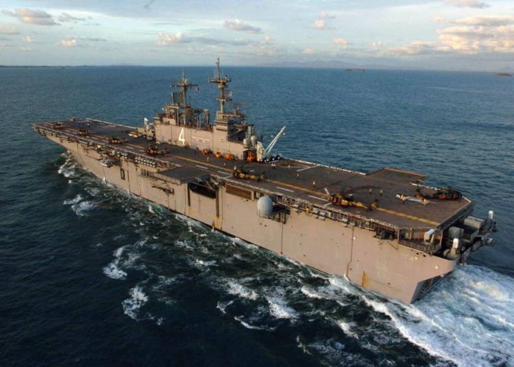Tropas de EE.UU. a bordo de un barco de asalto anfibio derriban dron de Irán.