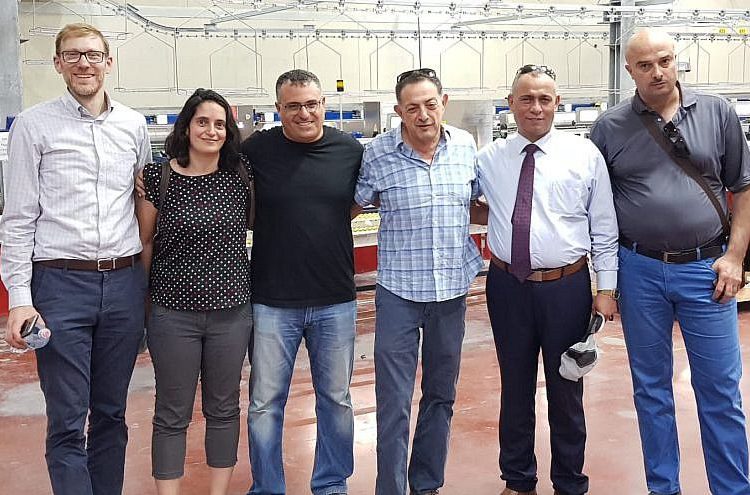 Miembros de una delegación conjunta israelí-palestina que recorrió la región del Mar Muerto el 9 de julio de 2019. Crédito: Cámara de Comercio e Industria de Judea-Samaria.