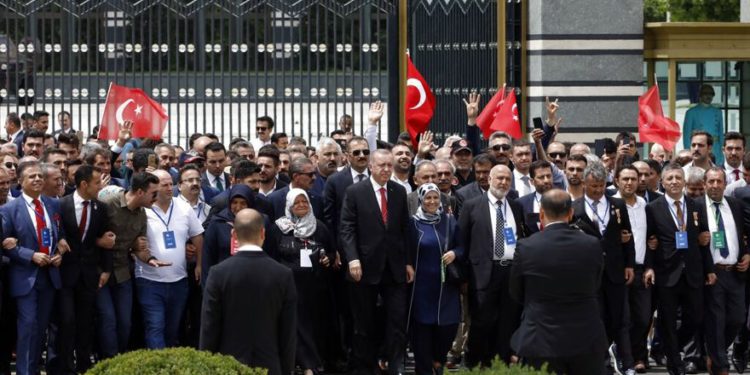 El presidente de Turquía, Recep Tayyip Erdogan, centro, y familiares de las víctimas del golpe de Estado frente a su palacio presidencial en Ankara, lunes | Foto: AP Photo / Burhan Ozbilici