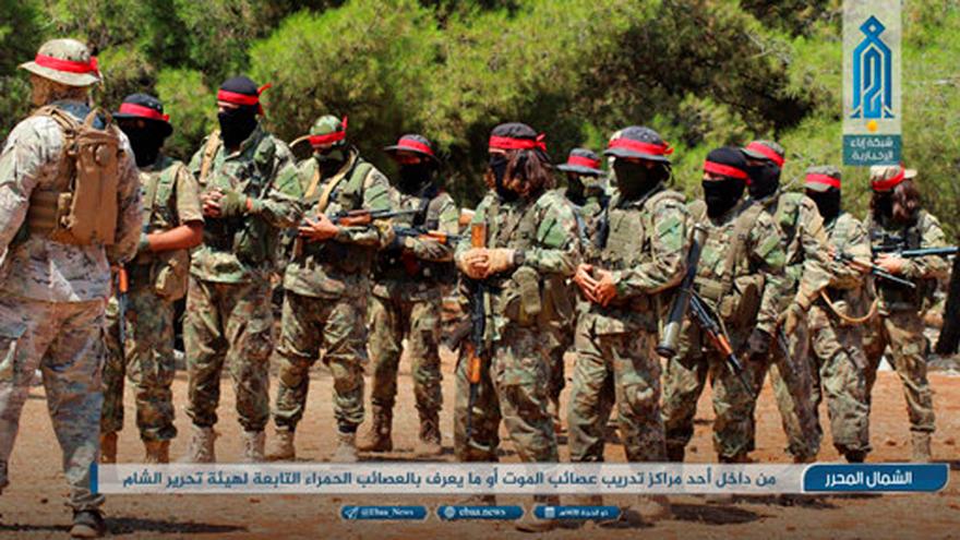 Combatientes de la coalición vinculada a Al Qaeda conocida como Hay'at Tahrir al-Sham, entrenando en la provincia de Idlib, Siria. 20 de agosto de 2018. AP