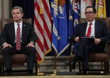 El secretario del Tesoro de los Estados Unidos, Steven Mnuchin, y el director del FBI, Christopher Wray, esperan ser presentados durante una cumbre de lucha contra el antisemitismo en el Departamento de Justicia el 15 de julio de 2019 en Washington, DC. (Alex Wong / Getty Images / AFP)