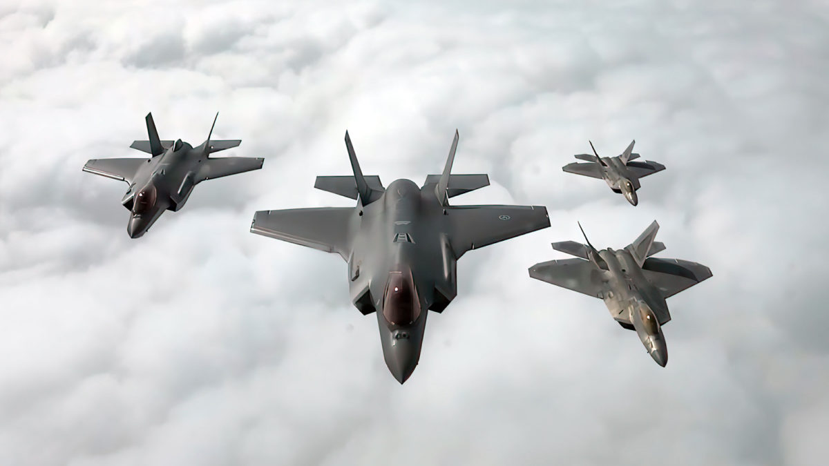 F-22 vs. F-35: ¿Cuál de los dos cazas furtivos más mortales del mundo vencerá?