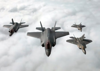 F-22 vs. F-35: ¿Cuál de los dos cazas furtivos más mortales del mundo vencerá?