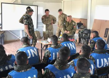 Roy Stern y Cpt. El Dr. Kobi Weissmehl capacitó al personal de mantenimiento de la paz de las Naciones Unidas durante el ejercicio Khaan Quest en Mongolia en junio de 2019. (Fuerzas de Defensa de Israel)